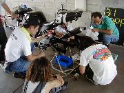 不安げに見守る....ピットクルーたち